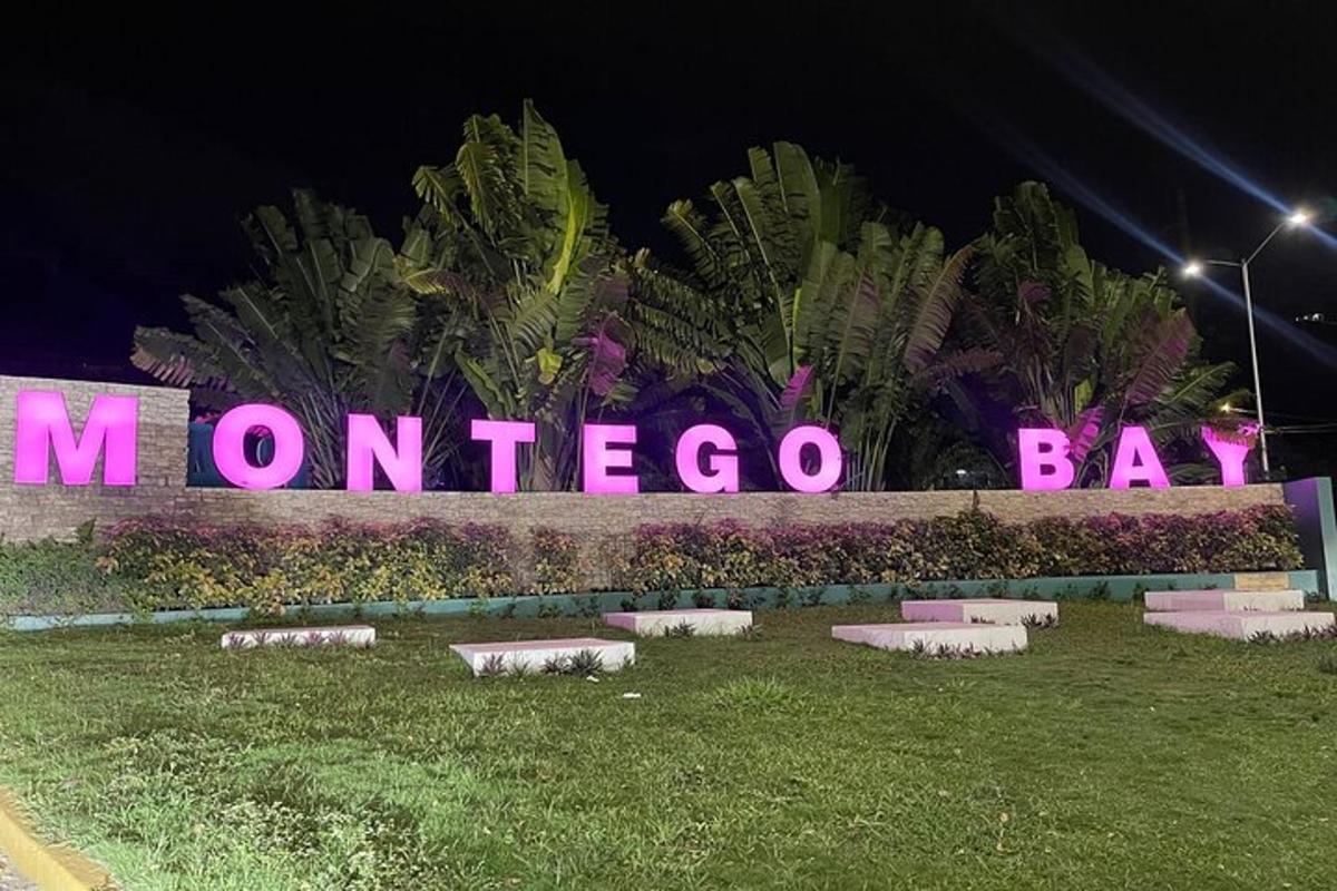 uma grande placa que diz que Monteverde é iluminada à noite