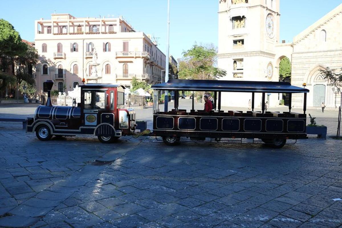ένα μικρό βαγόνι τρένου σε έναν δρόμο της πόλης