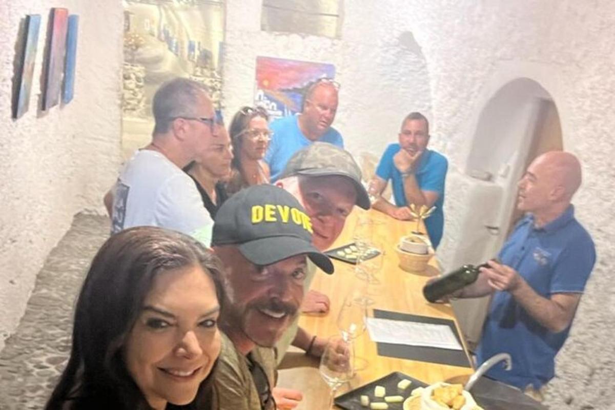eine Gruppe von Menschen, die um einen Tisch herum sitzen