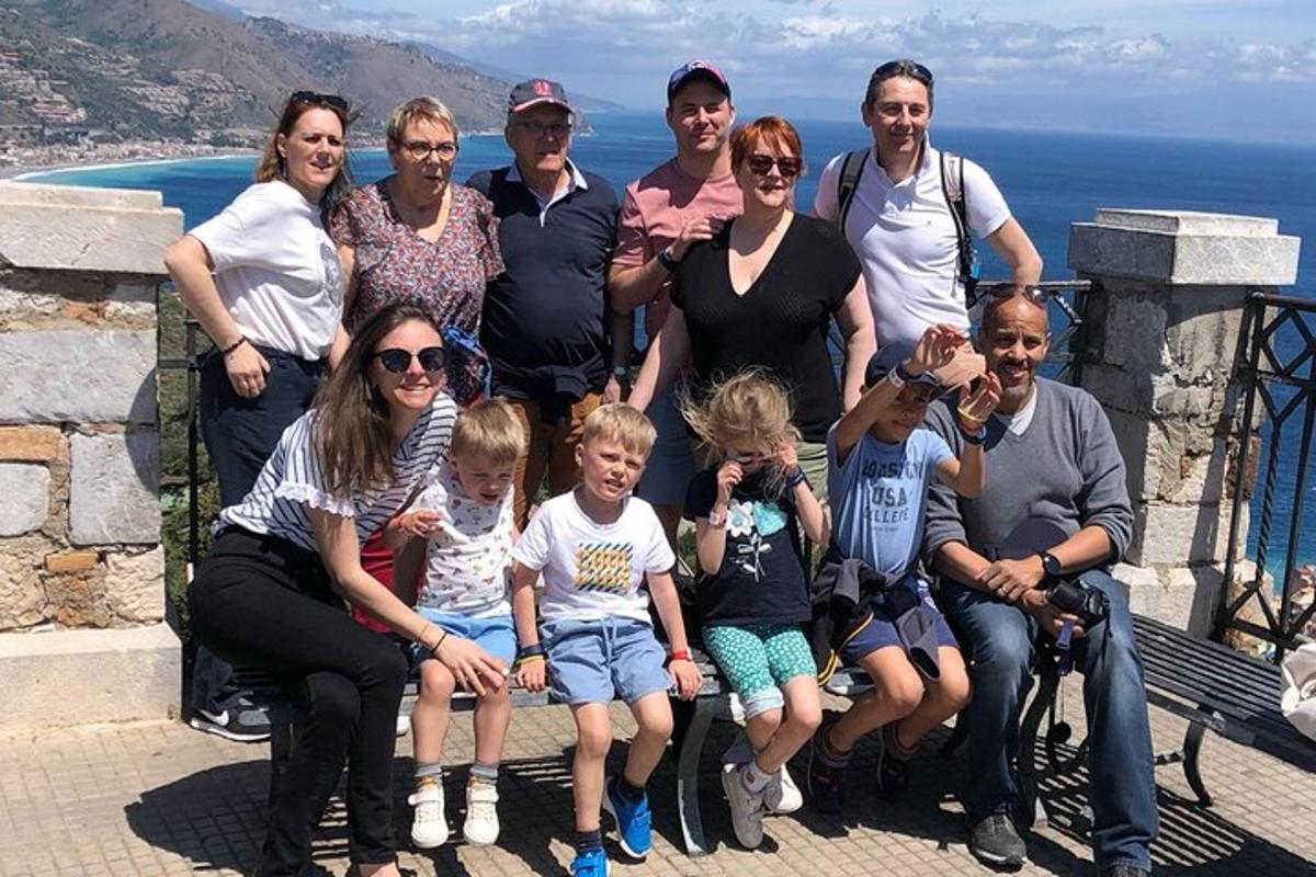 een groep mensen die poseren voor een foto op een richel