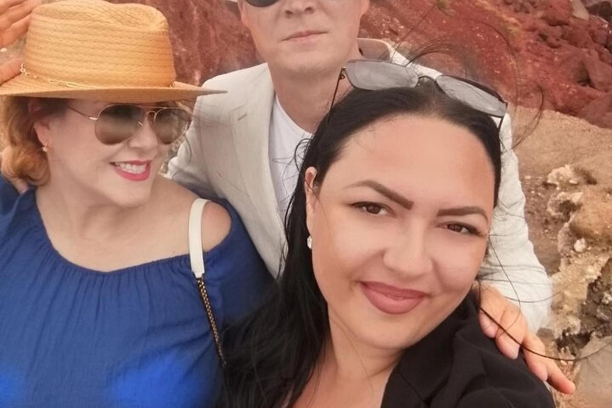 zwei Frauen und ein Mann posieren für ein Foto