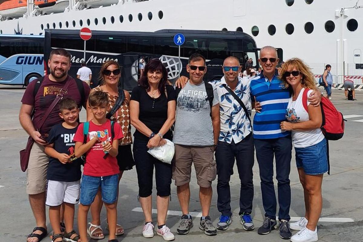 skupina lidí stojících před autobusem