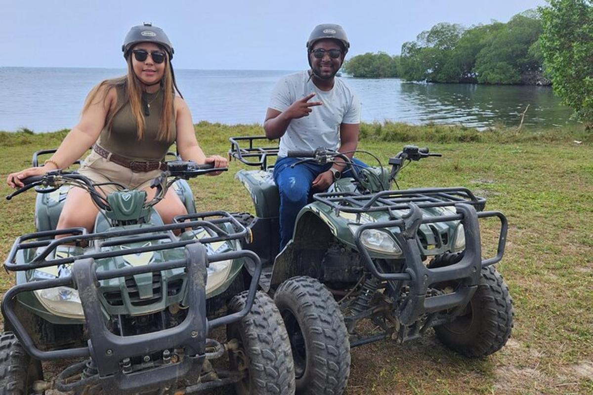 Mees ja naine istuvad ATV-del vee ääres