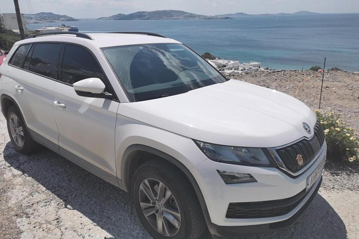 một chiếc xe suv màu trắng đỗ cạnh bờ biển