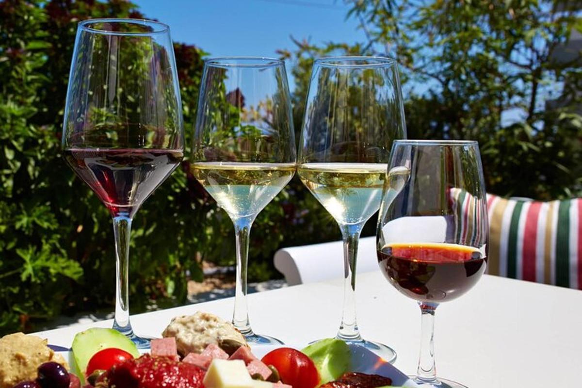 fire glas vin på et bord med frugt