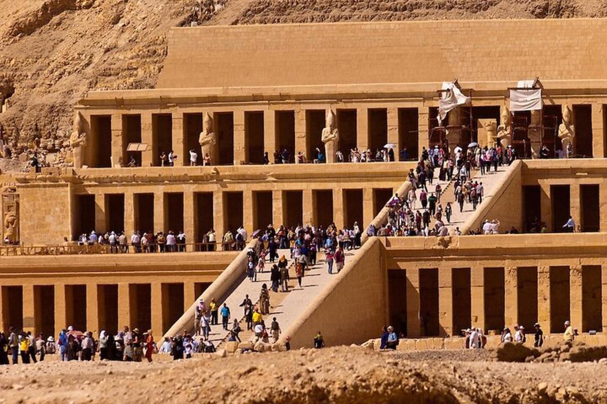 مجموعة كبيرة من الأشخاص يصعدون درجات سلم المبنى