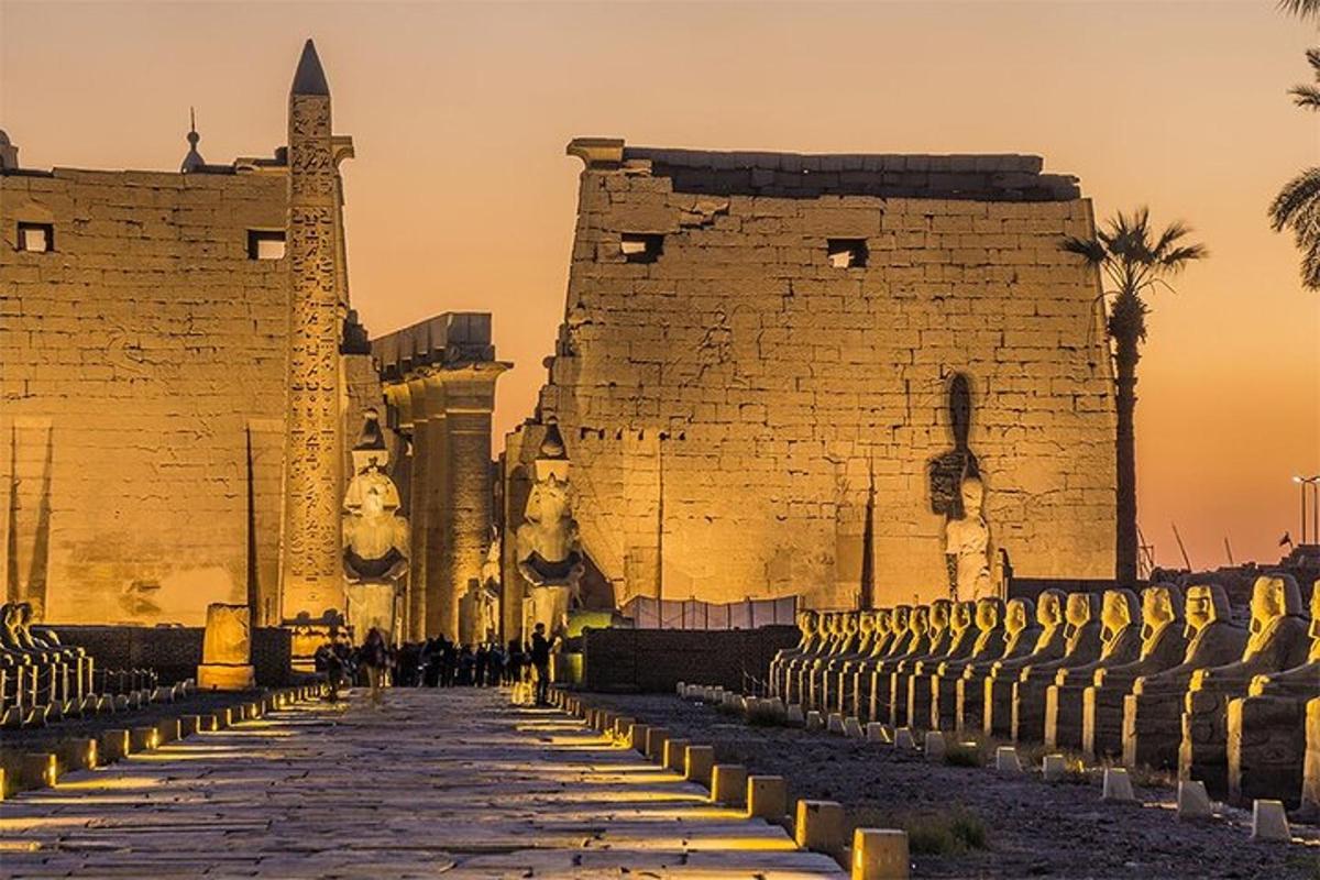 شارع أمام مبنى من الطوب