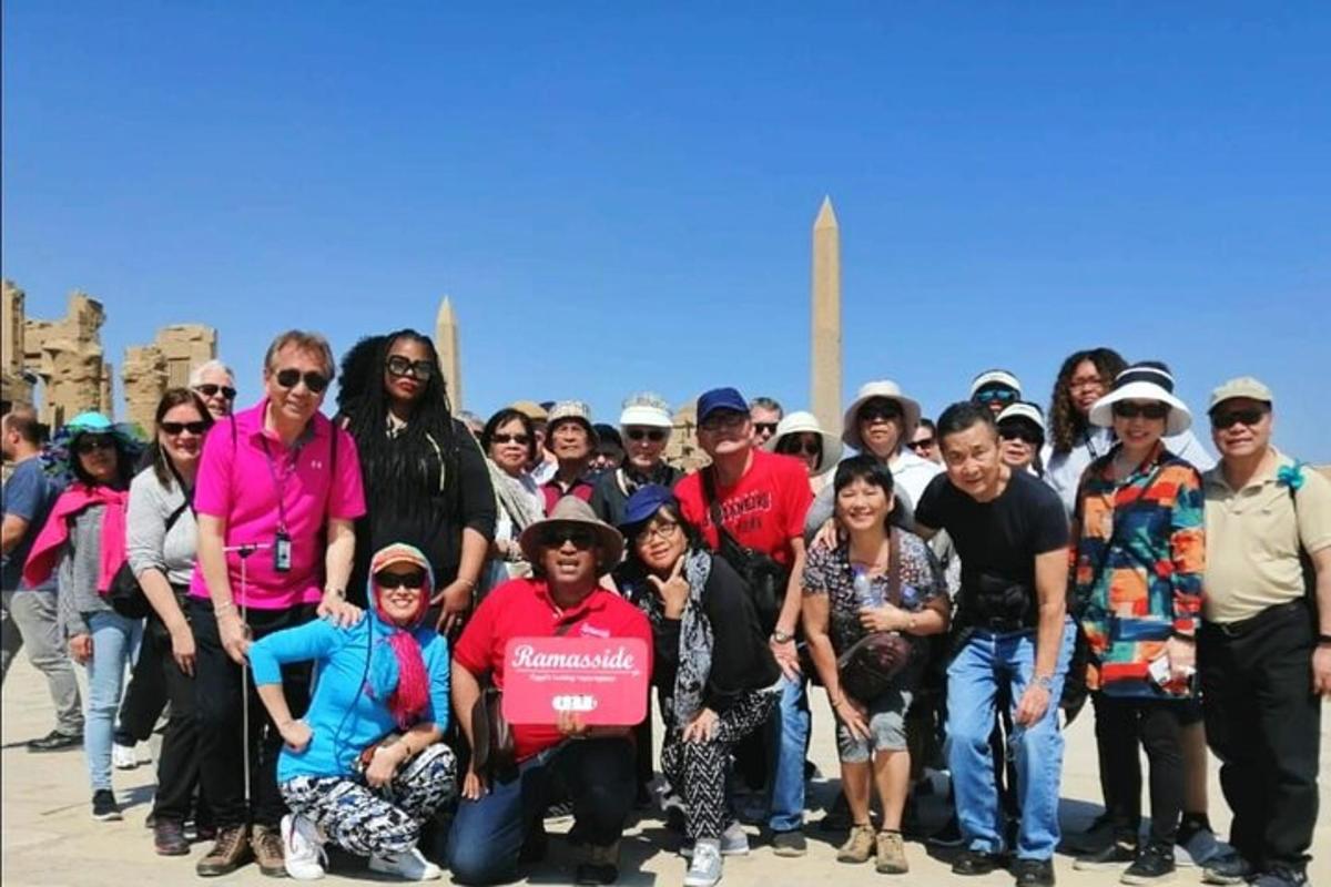 grupp inimesi poseerib pildi jaoks Washingtoni monumendi ees