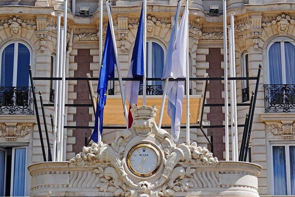 lippudega hoone esiküljel olev kell