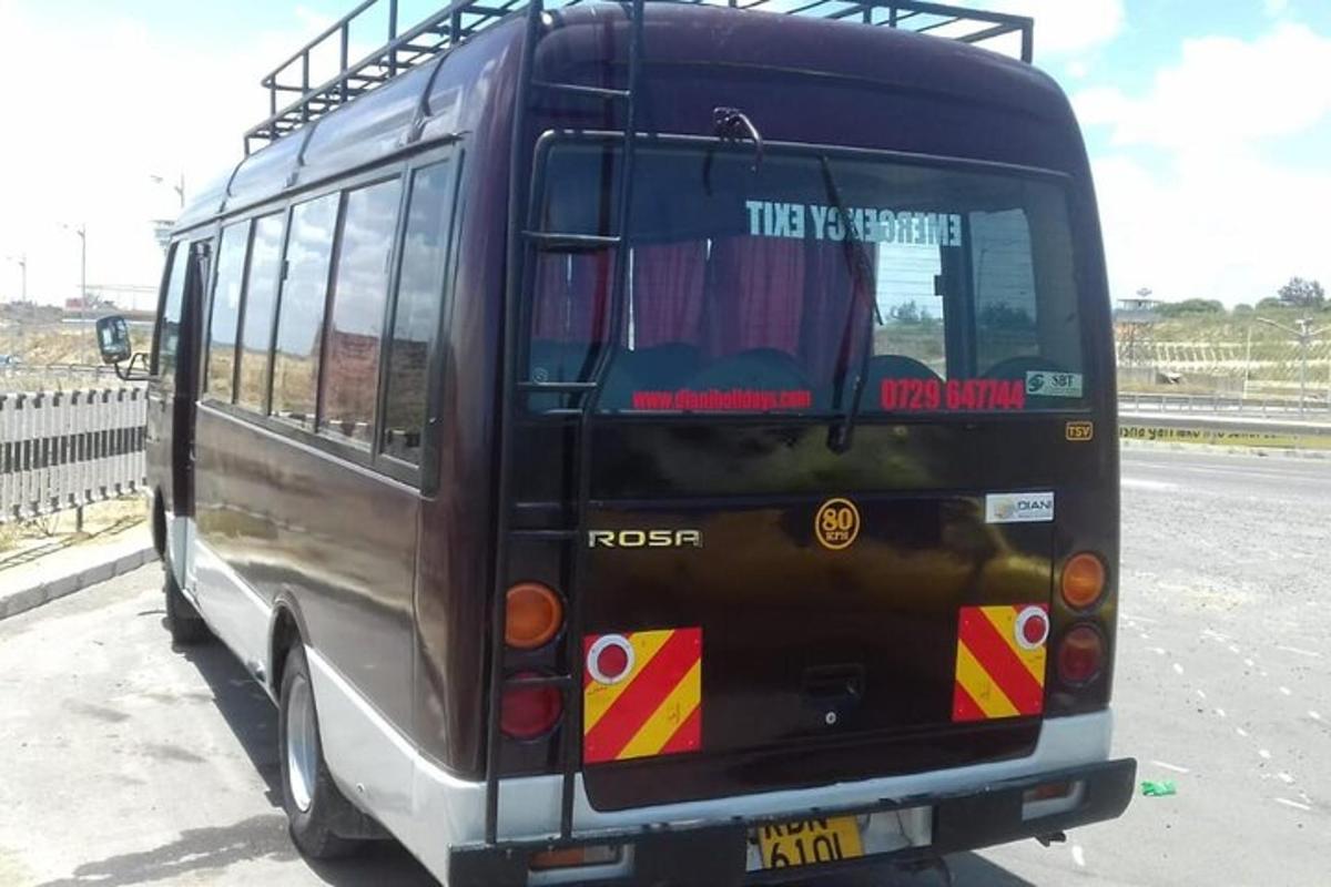 un autobús circula per la carretera