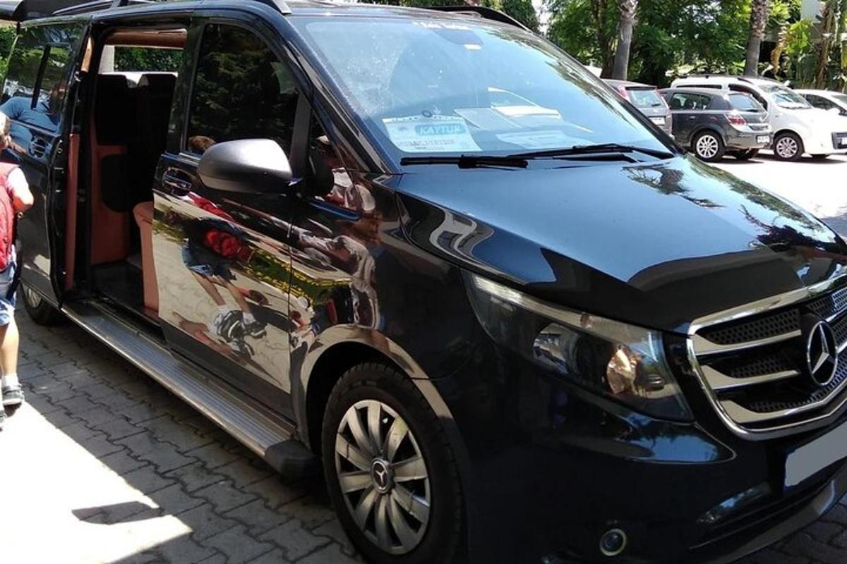 un'auto nera con una pubblicità sul lato