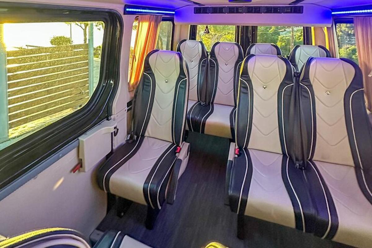 uma fileira de assentos vazios em um trem