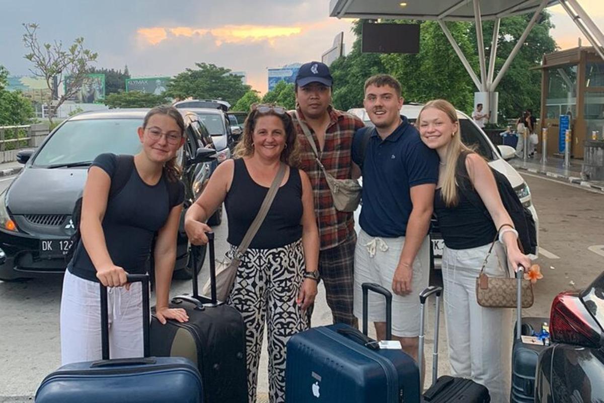 un gruppo di persone in posa per una foto con i loro bagagli
