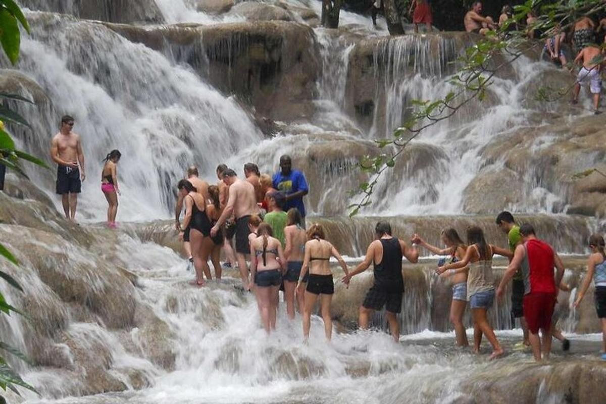 um grupo de pessoas em pé em uma cachoeira