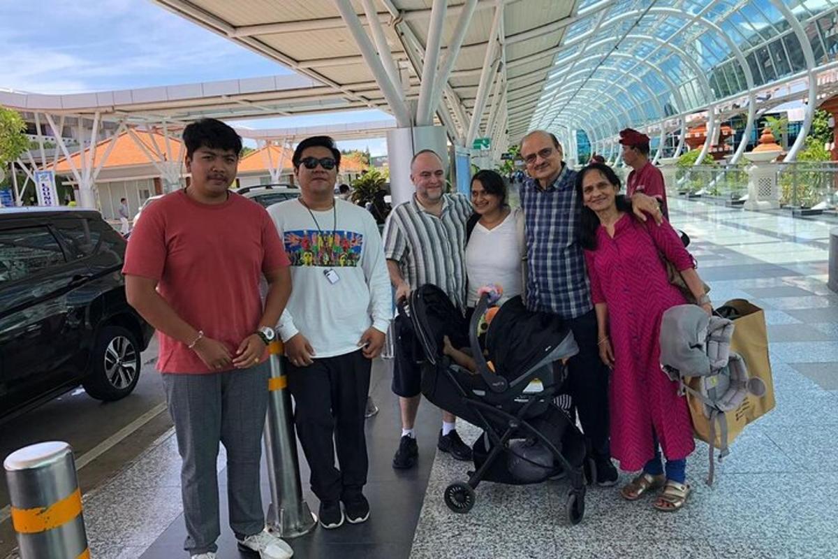 un gruppo di persone posa per una foto