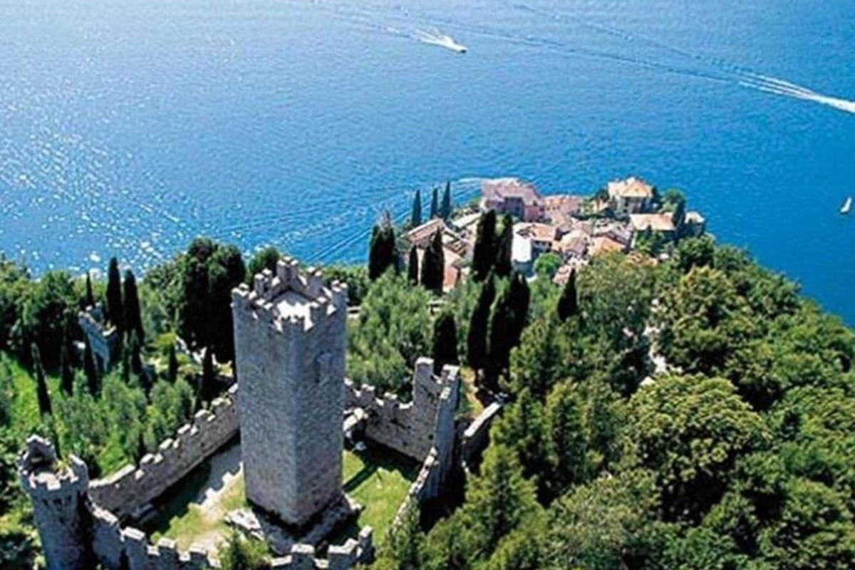 un castell en una illa a l'aigua