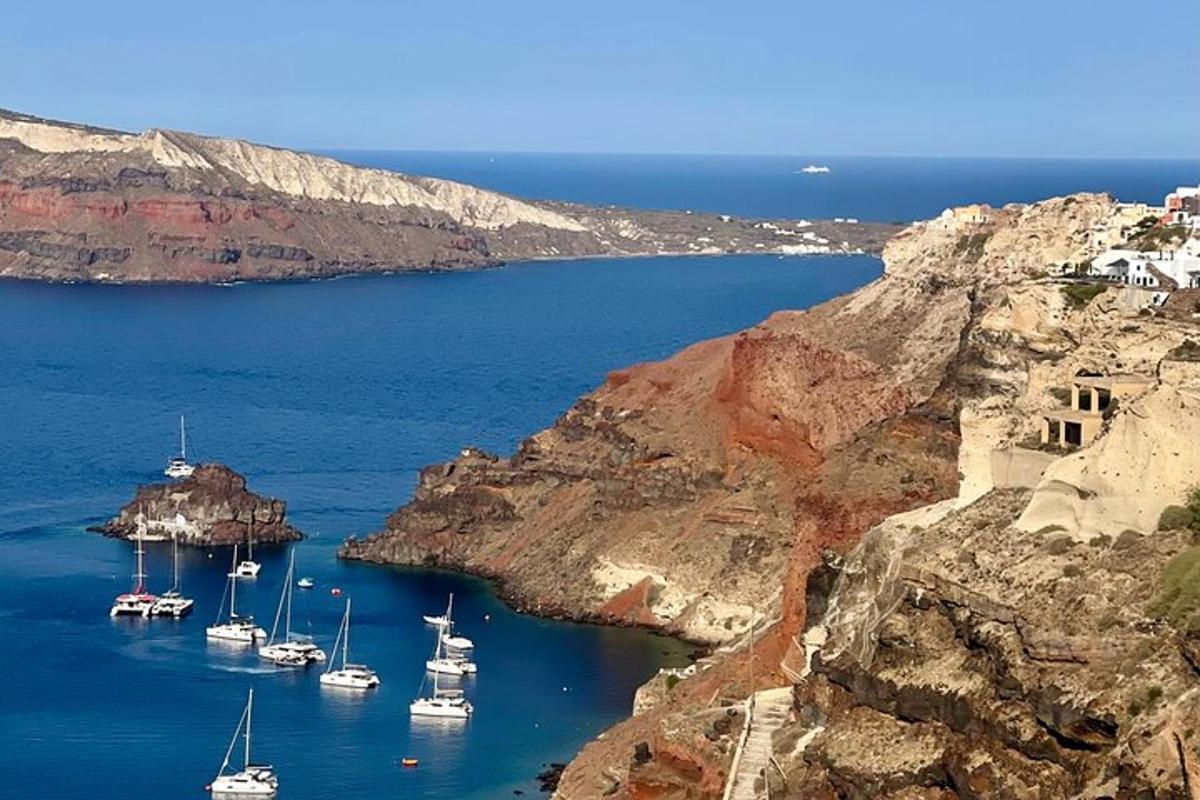 un grup de vaixells en una massa d'aigua