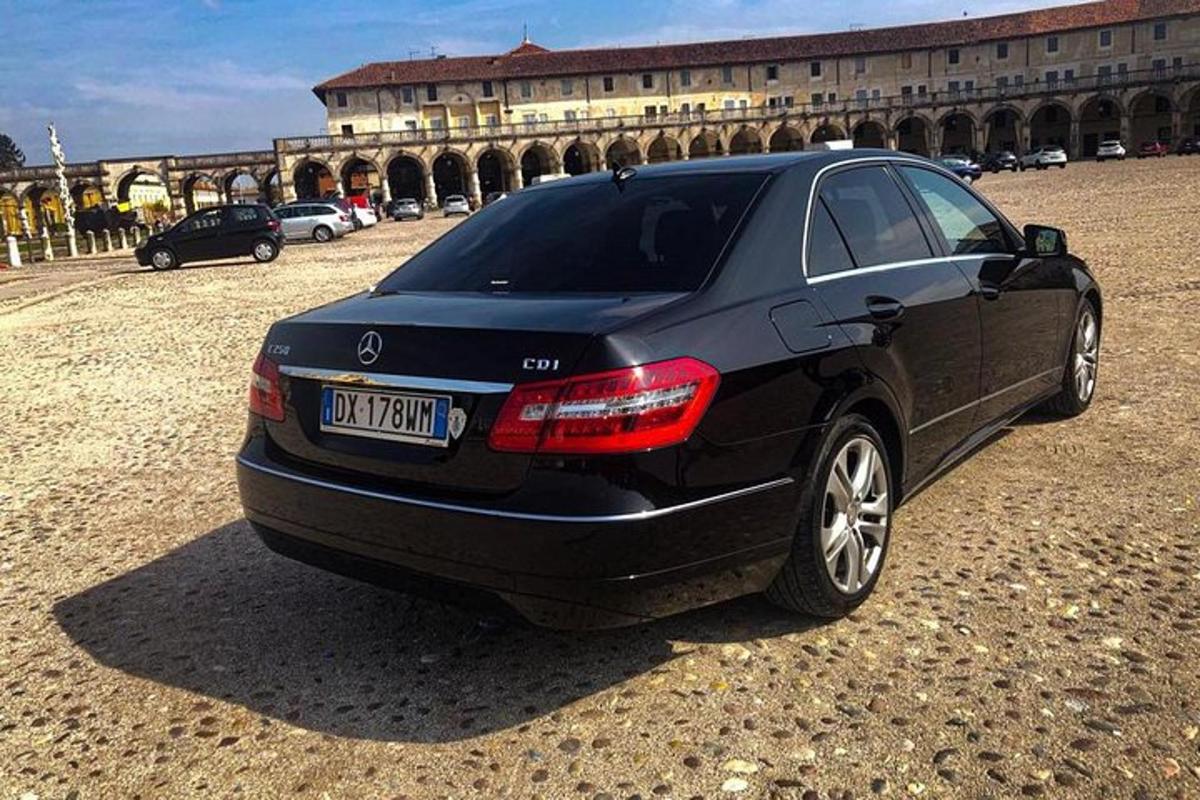 Un coche negro aparcado delante de un edificio