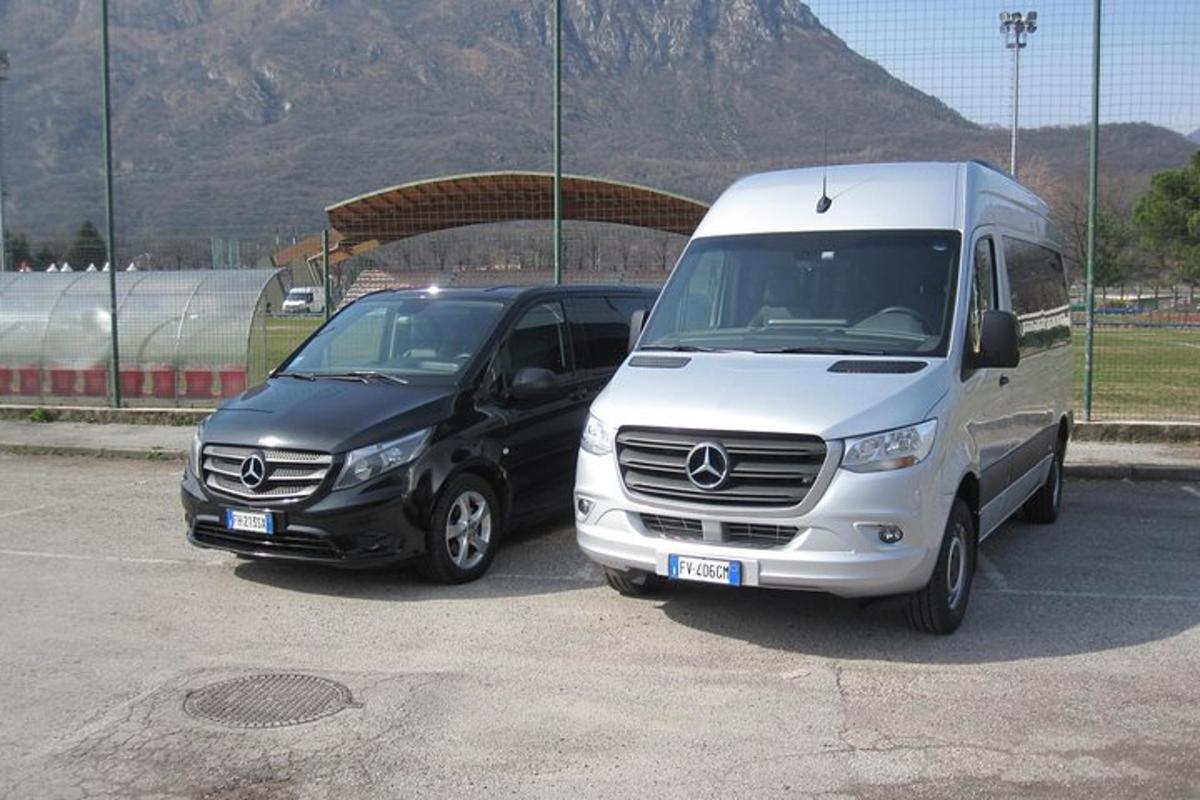 dos vehicles aparcats un al costat de l'altre en un aparcament