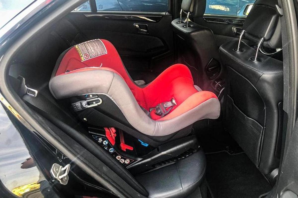 un asiento rojo en la parte trasera de un coche