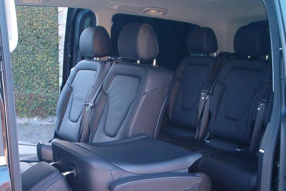 zadní sedadla minivanu se zadními sedadly nahoře