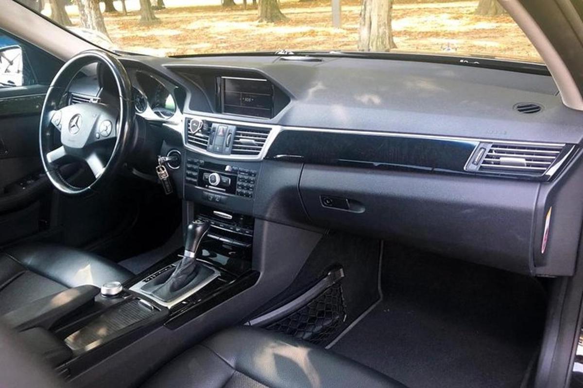 вид на приборную панель автомобиля