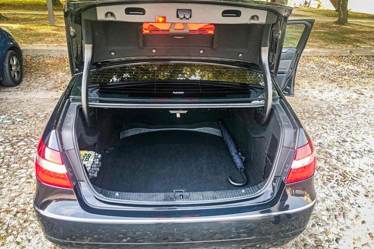 Un maletero de un coche con el maletero abierto