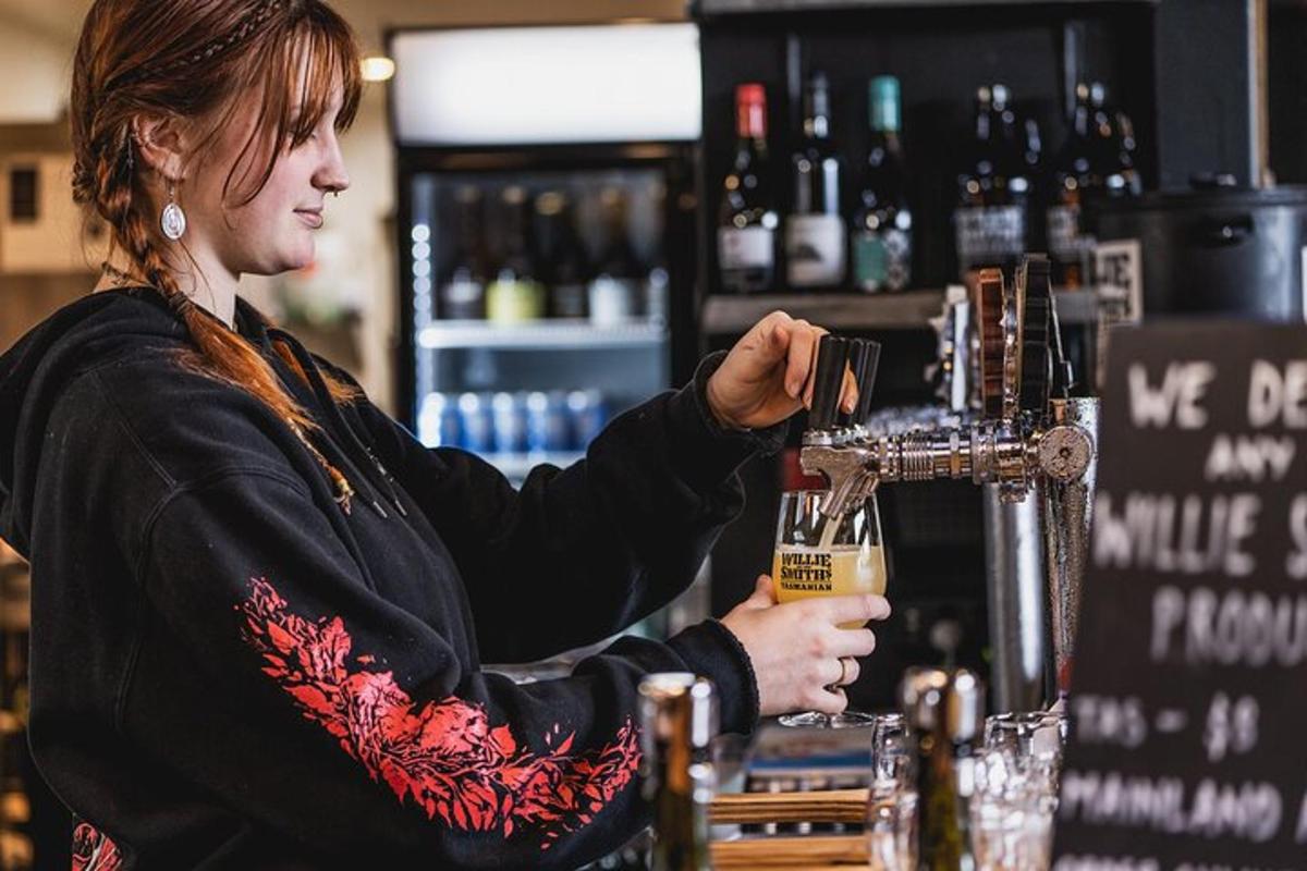 kona að útbúa drykk á bar