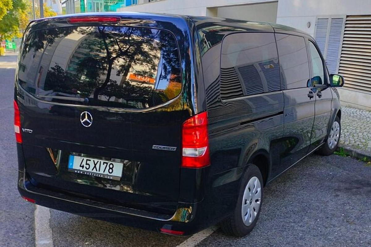 must kaubik pargitud parklasse