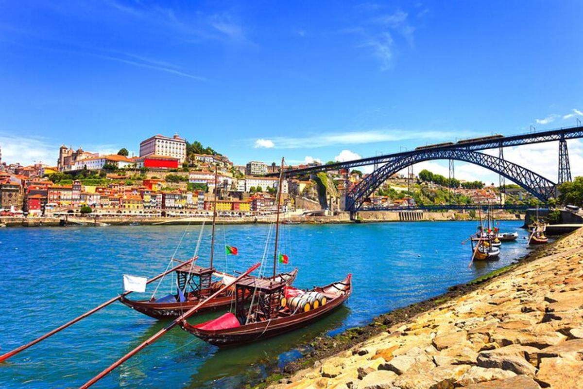 dos vaixells estan atracats a l'aigua prop d'un pont
