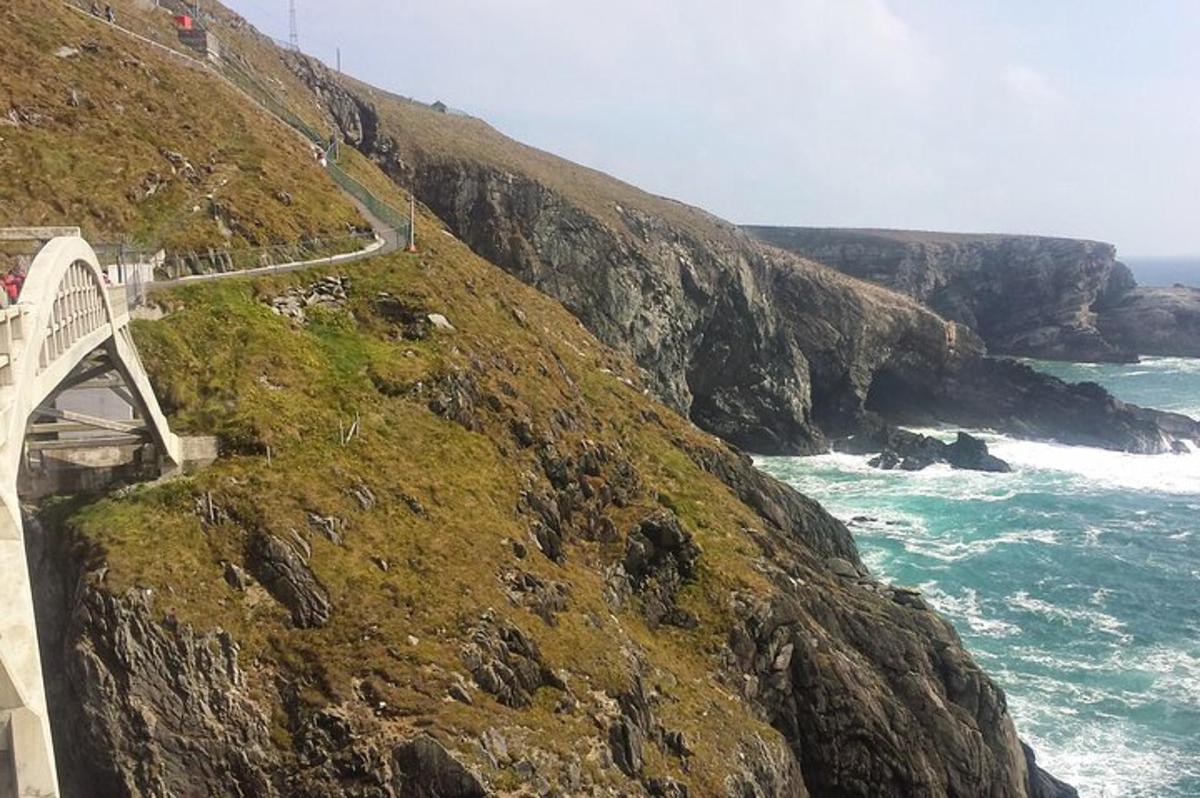 una strada sul fianco di una scogliera vicino all'oceano