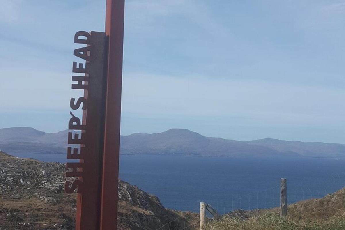 un cartello sul fianco di una collina con un lago