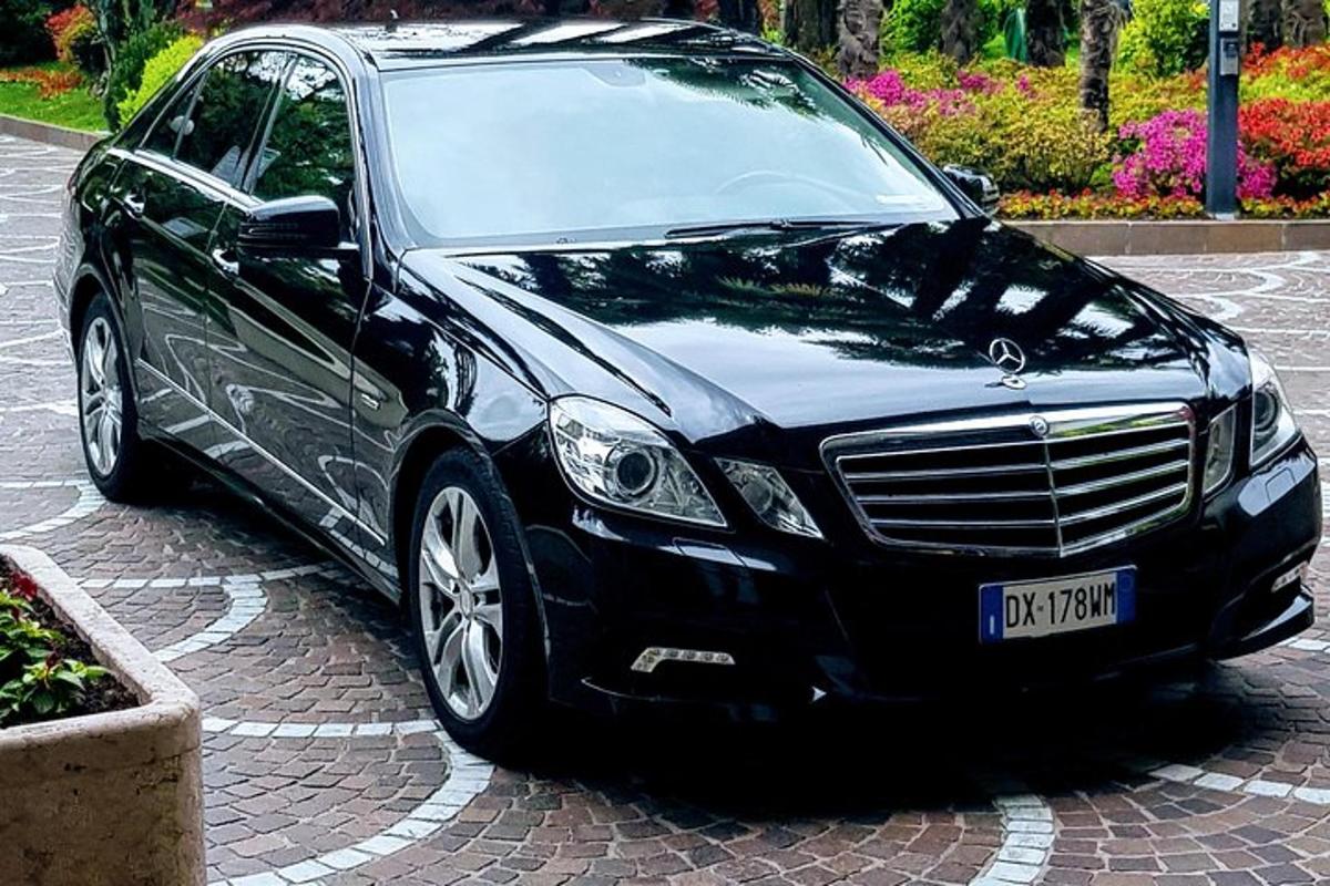 černé auto zaparkované na cihlové silnici