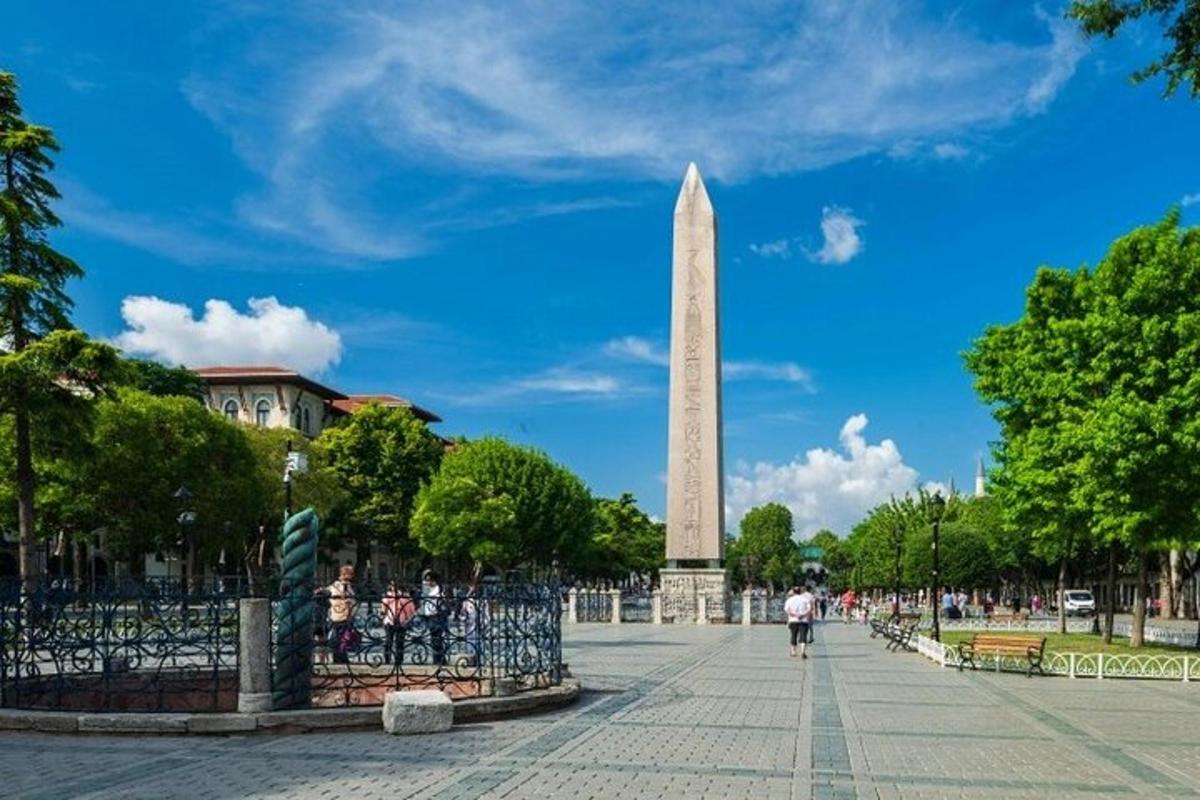 um obelisco no meio de uma praça com um monumento