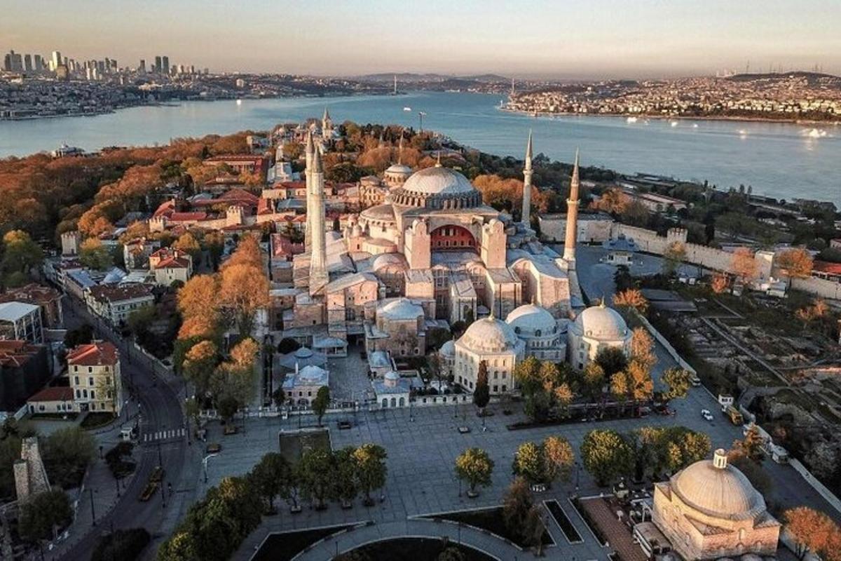 uma vista aérea de uma cidade com uma mesquita