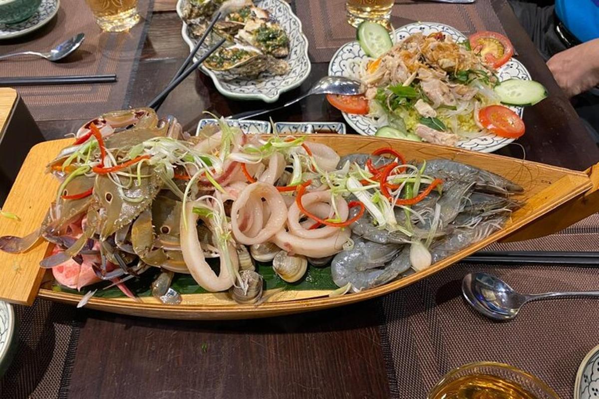 một khay thức ăn trên bàn với một đĩa thức ăn