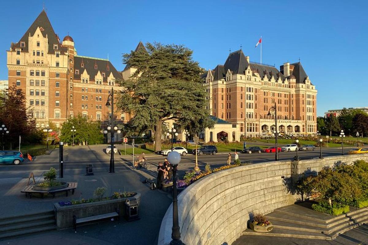 un grande edificio con una strada di fronte
