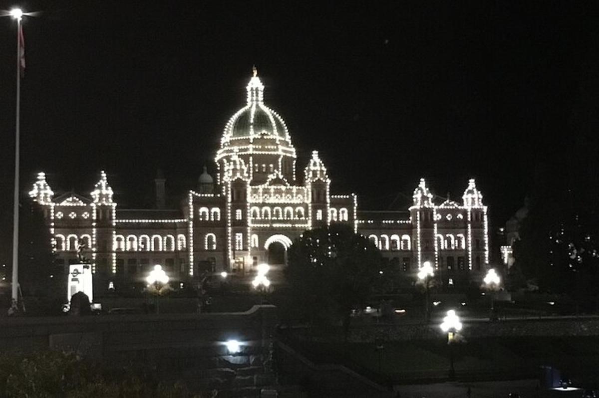 un grande edificio illuminato di notte con luci