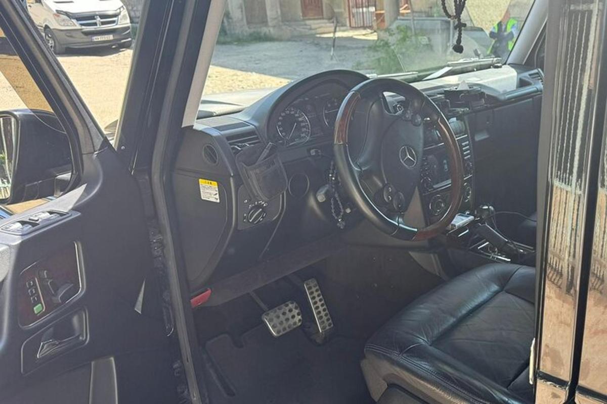 una vista dell'interno di un'auto con il cruscotto