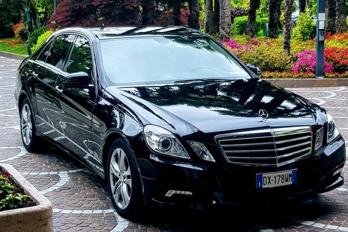 czarny samochód zaparkowany na ceglanej drodze