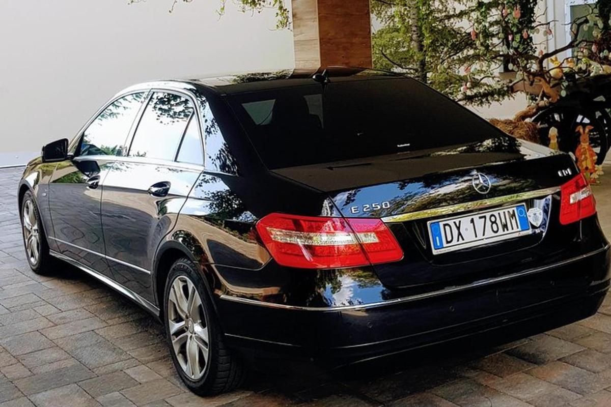 čierne auto je zaparkované na chodníku