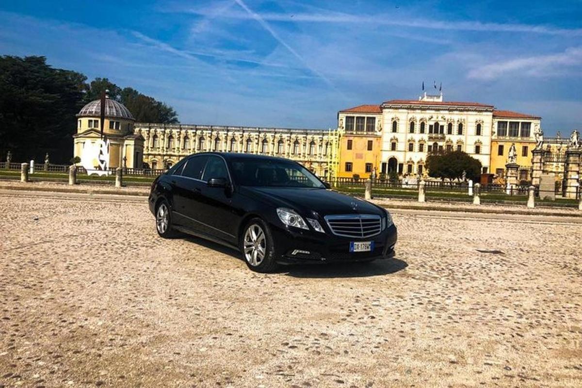 čierne auto zaparkované pred budovou
