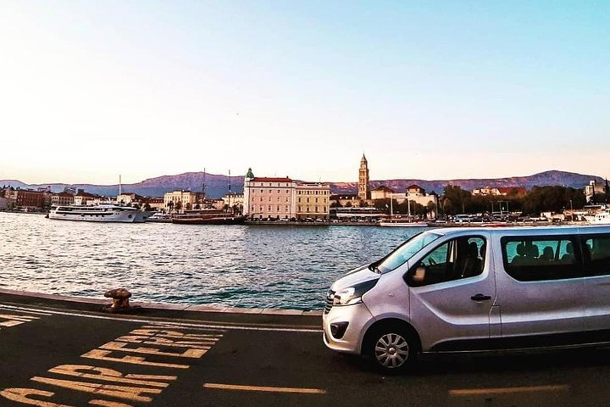 en liten bil parkert ved siden av et vann
