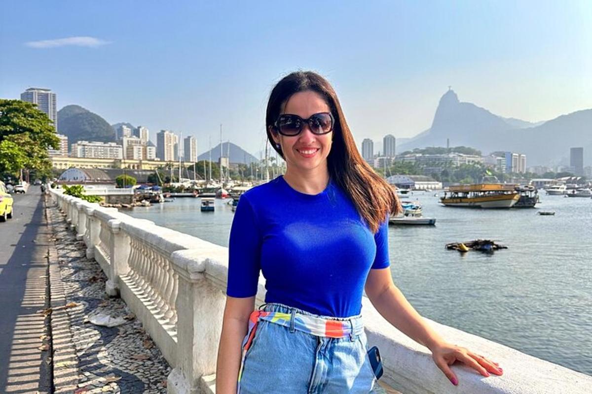una donna in piedi su un ponte vicino all'acqua