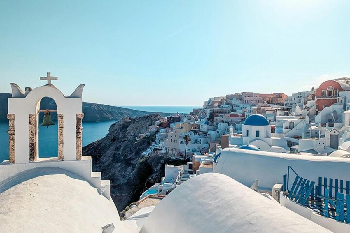μια εκκλησία με έναν σταυρό στην κορυφή μιας πόλης