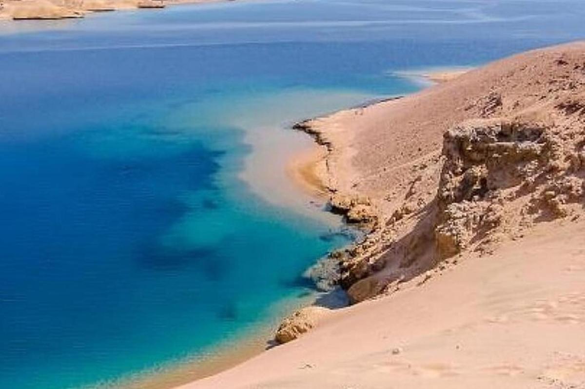 una vista aerea di uno specchio d'acqua blu