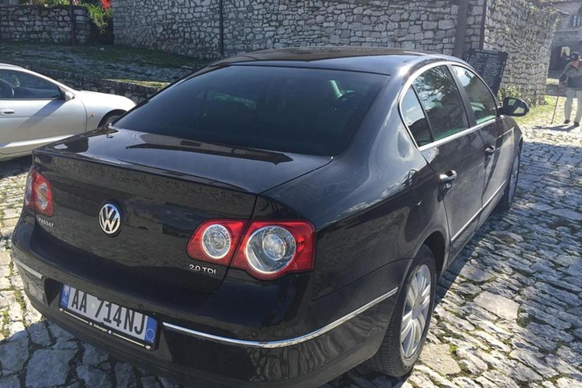 černé auto zaparkované na dlážděné ulici