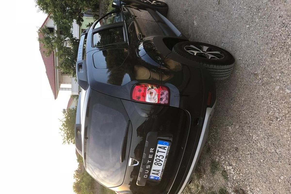 Letecký pohled na auto zaparkované na ulici