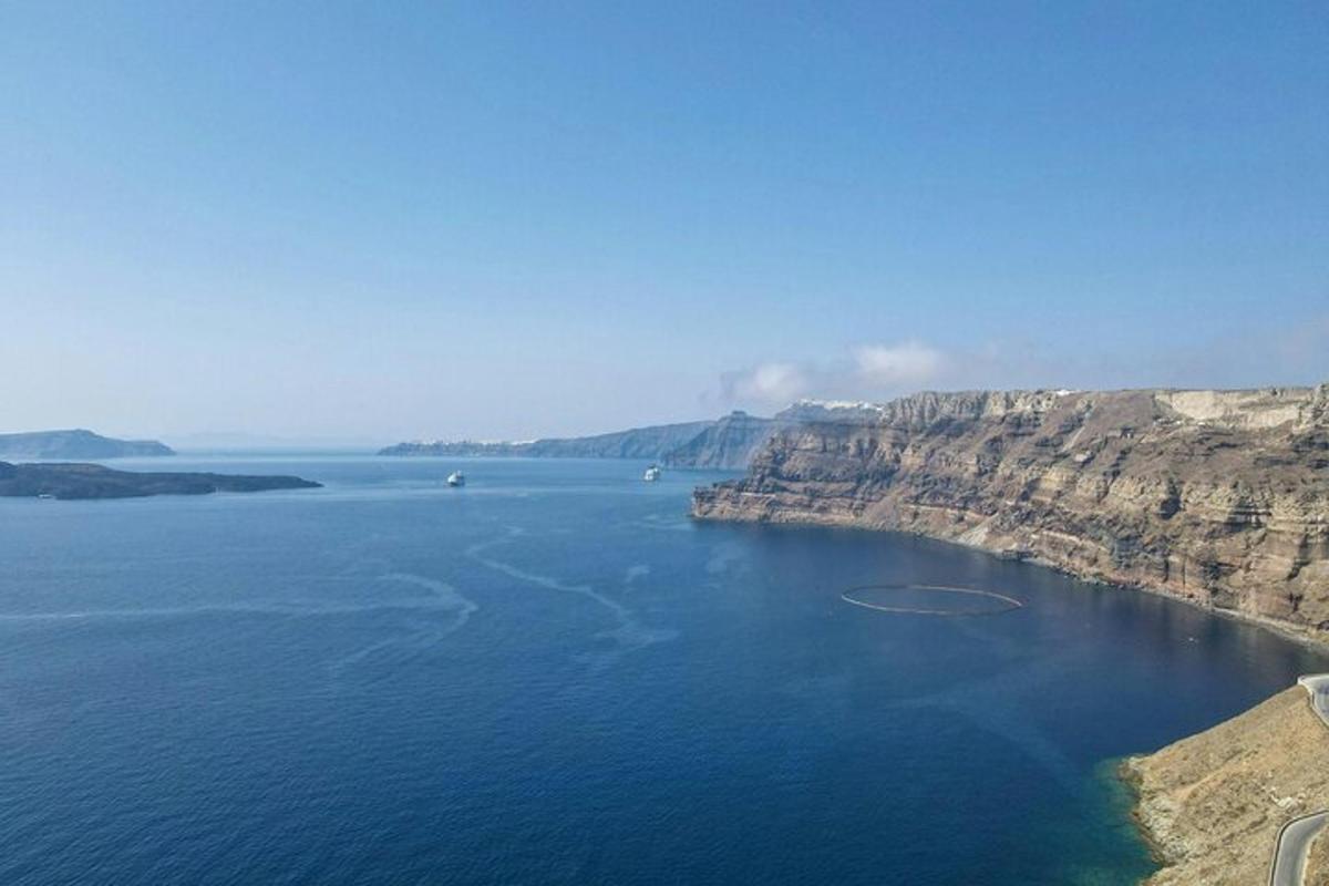 μια εναέρια άποψη ενός μεγάλου υδάτινου σώματος