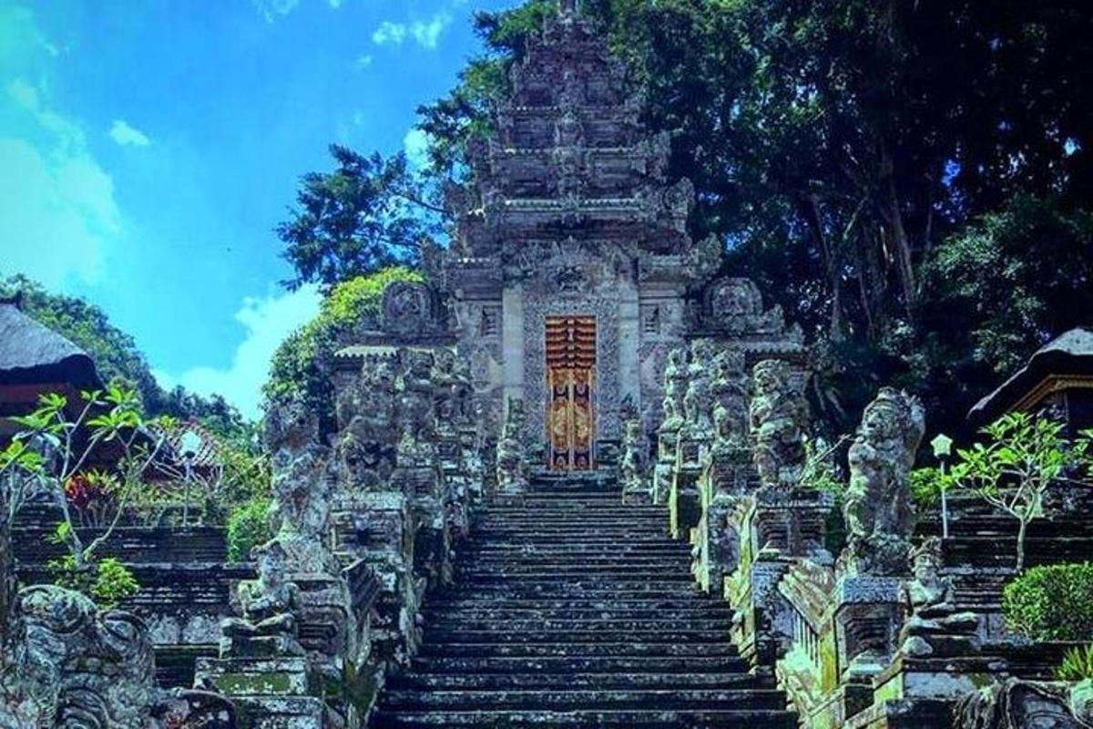 tangga menuju ke gedung dengan pintu
